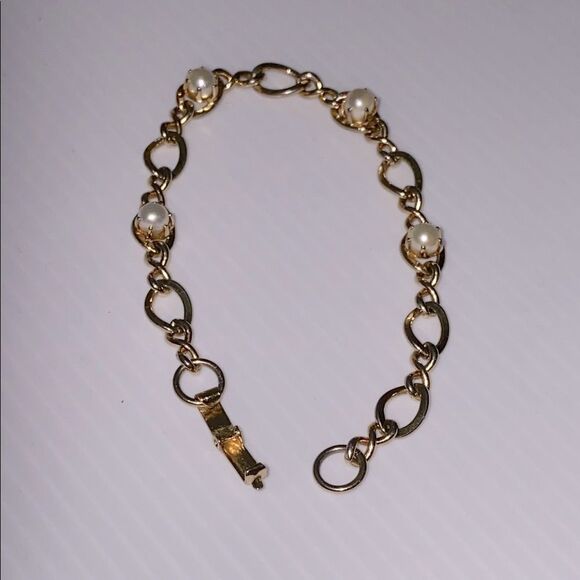 Elegant Gold and Pearl Bracelet - Picture 1 of 5